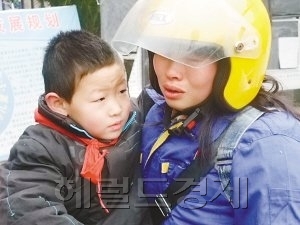 고향에 두고 온 아들을 만나기 위해 오토바이로 엿새동안 쉬지 않고 달린 여성이 중국에서 화제를 모으고 있다.
　
충칭완바오(重慶晩報)에 따르면 리위펑(李春鳳ㆍ29) 이라는 여성이 6세 아들을 만나기 위해 4000여㎞를 오토바이로 주행했다. 　
　
리 씨가 오토바이로 귀향하게 된 것은 여섯살짜리 아들이 피범벅이 된 모습으로 쥐와 음식을 먹고있는 꿈을 꿨기 때문이다. 그녀는 5년 전 고향인 충칭을 떠나 저장(浙江)성 원저우(溫州)에서 호텔 종업원으로 일하고 있었다. 15개월 때 시어머니한테 맡기고 나온 아들이 꿈속에 나타나자 그녀는 다음날 아침 고향으로 향했다.
　