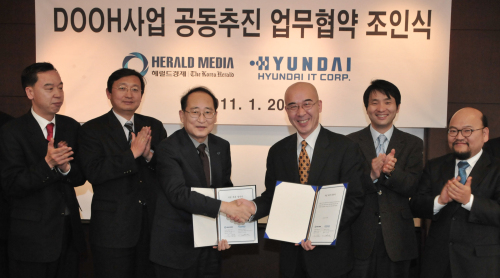 20일 헤럴드 미디어와  현대IT와 맺은 'DOOH사업 공동추진 협약식'.<br />정희조 기자/checho@heraldm.com 110120
20일 헤럴드 미디어와  현대IT와 맺은 'DOOH사업 공동추진 협약식'.
정희조 기자/checho@heraldm.com 110120
20일 헤럴드 미디어와  현대IT와 맺은 'DOOH사업 공동추진 협약식'.
정희조 기자/checho@heraldm.com 110120
20일 헤럴드 미디어와  현대IT와 맺은 'DOOH사업 공동추진 협약식'.
정희조 기자/checho@heraldm.com 110120