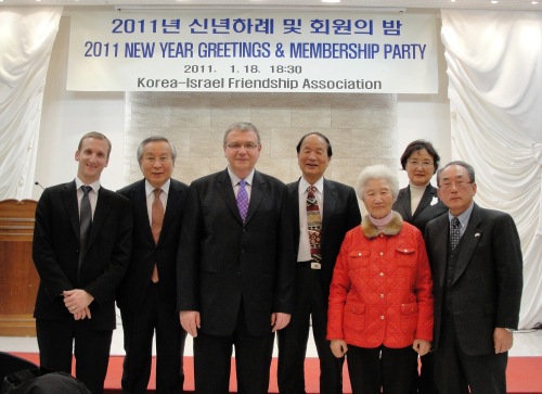 (From left) Ofer Fohrer, commercial attaché at Embassy of Israel
in Seoul; Kyung-in Women’s College president Park Joon-surh;
Israeli Amb. to Korea Tuvia Israeli; former president of the
Korea-Israel Friendship Association You Tae-yeung; Consumers
Union of Korea president Chung Kwang-mo; Korea-Israel
Women’s Friendship Association president Lee Hwa-ja; and
Israel Culture Center chairman Bae Jung-hwa pose for a photo
at the New Year’s greeting and membership party of the association
in Seoul on Tuesday.