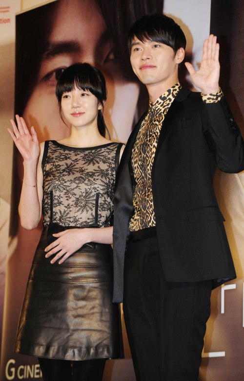 Actress Im Soo-jeong actor Hyun Bin pose for photographers at a
press conference promoting their new film, “Come Rain, Come
Shine,” in Seoul on Thursday. (The Korea Herald/Park Hae-mook)