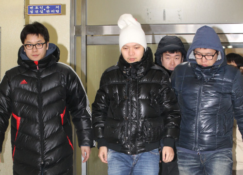 <YONHAP PHOTO-2475> 경찰서 나서는 신정환 (서울=연합뉴스) 박지호 기자 = 필리핀 원정도박 혐의로 불구속 입건된 방송인 신정환이 20일 오후 석방돼 서울 종로경찰서를 나서고 있다. 2011.1.20 jihopark@yna.co.kr/2011-01-20 20:51:05/ <저작권자 ⓒ 1980-2011 ㈜연합뉴스. 무단 전재 재배포 금지.>