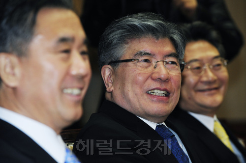 김중수 한국은행총재가 21일 오전 서울 소공동 한국은행에서 열린 금융협의회에서 시중 은행장들과 밝은 표정으로 환담을 나누고 있다. 박해묵 기자/mook@heraldm.com
김중수 한국은행총재가 21일 오전 서울 소공동 한국은행에서 열린 금융협의회에서 시중 은행장들과 밝은 표정으로 환담을 나누고 있다. 박해묵 기자/mook@heraldm.com