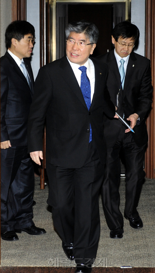 김중수 한국은행총재가 21일 오전 서울 소공동 한국은행에서 열린 금융협의회에 참석하기 위해 회의장으로 들어가고 있다. 박해묵 기자/mook@heraldm.com
김중수 한국은행총재가 21일 오전 서울 소공동 한국은행에서 열린 금융협의회에 참석하기 위해 회의장으로 들어가고 있다. 박해묵 기자/mook@heraldm.com