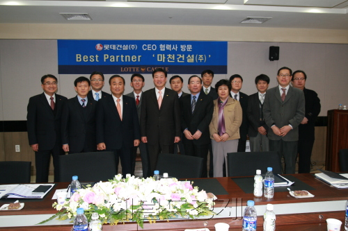 롯데건설 박창규(왼쪽 네 번째) 대표이사는 지난 20일 서울 영등포구 양평동에 위치한 전문건설사인 마천건설 본사를 방문해 롯데건설과 협력사의 동반성장에 대한 간담회를 실시했다.