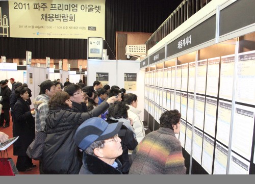 신세계 첼시가 올 3월 오픈예정인 파주 프리미엄 아울렛에서 근무할 인력 1000명을 채용하기 위한 채용 박람회를 20일 파주 시민회관 대강당에서 진행했다. 신세계첼시와 경기도 파주시가 공동으로 주최하는 이번 행사는 파주 프리미엄 아울렛에 입점할 160여개 브랜드에서 근무할 직원을 면접과 상담을 통해 채용하게 된다.  [사진제공=신세계]