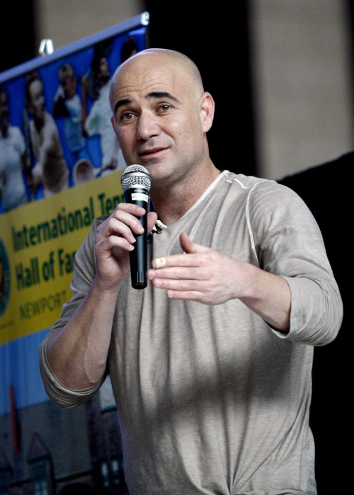 <YONHAP PHOTO-0538> Andre Agassi speaks at the Andre Agassi College Preparatory Academy in Las Vegas on Thursday, Jan. 20, 2011, after it was announced that he will be inducted into the International Tennis Hall of Fame. (AP Photo/Las Vegas Review-Journal, Jessica Ebelhar) ** LAS VEGAS SUN OUT **/2011-01-21 07:45:25/ <저작권자 ⓒ 1980-2011 ㈜연합뉴스. 무단 전재 재배포 금지.>
Andre Agassi  AP-Yonhap News
