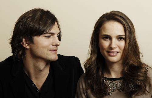 <YONHAP PHOTO-0804> In this Jan. 7, 2011 photo, actor Ashton Kutcher, left, and actress Natalie Portman, from the film "No Strings Attached" pose for a portrait in Beverly Hills, Calif.. (AP Photo/Matt Sayles)/2011-01-20 06:07:40/ <저작권자 ⓒ 1980-2011 ㈜연합뉴스. 무단 전재 재배포 금지.>
In this Jan. 7 photo, actor Ashton Kutcher (left) and actress Natalie Portman, from the film “No Strings Attached” pose for a portrait in Beverly Hills, California. AP-Yonhap News