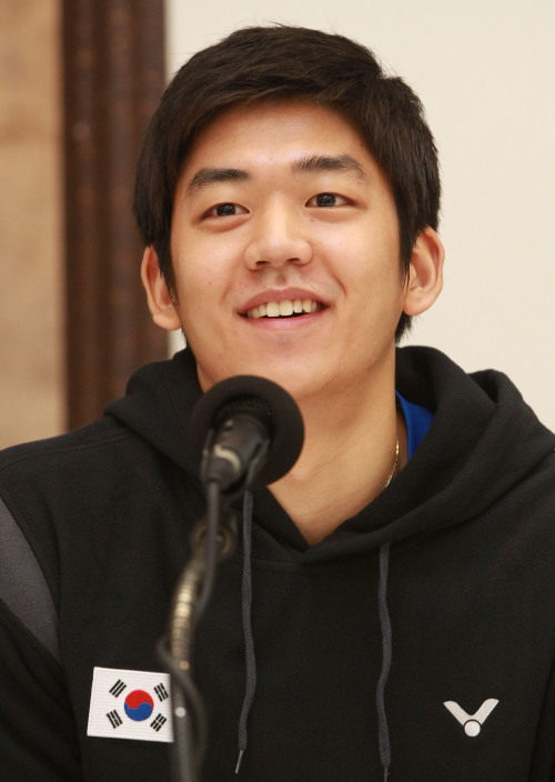 <YONHAP PHOTO-1251> 코리아오픈 각오 밝히는 이용대 (서울=연합뉴스) 임헌정 기자 = 배드민턴의 이용대가 오는 25일부터 펼쳐지는 코리아오픈을 앞두고 21일 오전 서울 중구 태평로 프레스센터에서 열린 기자회견에서 대회에 임하는 각오를 밝히고 있다. 이번 2011 빅터코리아오픈 배드민턴 슈퍼시리즈 프리미어대회에는 역대 최고 상금인 120만달러를 놓고 전세계 배드민턴 스타들이 모여 치열한 '셔틀콕 대전'을 펼친다. 2011.1.21 kane@yna.co.kr/2011-01-21 13:07:09/ <저작권자 ⓒ 1980-2011 ㈜연합뉴스. 무단 전재 재배포 금지.>
Lee Yong-dae