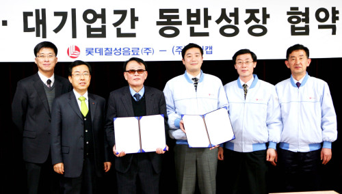 롯데칠성음료(대표이사 정 황)는 1월 20일 경기도 광주시에 위치한 협력업체 ㈜두일캡에 방문해 기술 개발 및 해외진출 등 공동 발전방안을 모색하고 동반성장 협약식을 체결하였다.<br />-롯데칠성 제공-
롯데칠성음료(대표이사 정 황)는 1월 20일 경기도 광주시에 위치한 협력업체 ㈜두일캡에 방문해 기술 개발 및 해외진출 등 공동 발전방안을 모색하고 동반성장 협약식을 체결하였다.
-롯데칠성 제공-