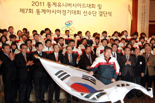 <YONHAP PHOTO-0989> 동계아시안게임 선수단 파이팅! (서울=연합뉴스) 진성철 기자 = 21일 서울 송파구 방이동 올림픽파크텔에서 열린 제7회 동계아시안게임 선수단 결단식에서 김종욱 선수단장이 선수들의 박수 속에 태극기를 흔들고 있다. 2011.1.21 zjin@yna.co.kr/2011-01-21 11:05:30/ <저작권자 ⓒ 1980-2011 ㈜연합뉴스. 무단 전재 재배포 금지.>
Kim Jong-wook, head of Korean sports delegation for Asian Winter Games, waves the national flag during the contingent’s inauguration ceremony on Friday at the Olympic Parktel, Seoul.  Yonhap-News