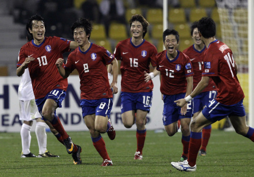 <YONHAP PHOTO-0773> South Korea's player Yoon Bit Ga Ram, number 8, celebrates with South Korea's team coach Cho Kwang-rae after scored a goal during their AFC Asian Cup Quarter Finals soccer match Iran against South Korea at Qatar Sports Club Stadium, in Doha, Qatar, Saturday Jan. 22, 2011. (AP Photo/Kin Cheung)/2011-01-23 10:28:17/ <저작권자 ⓒ 1980-2011 ㈜연합뉴스. 무단 전재 재배포 금지.>
Korea’s Yoon Bit-garam (8) celebrates with teammates after his game-winning goal against Iran.  AP-Yonhap News