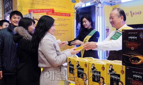 23일 오후 용산역 아이파크몰 야외Flow에서 남양유업은 최근 커피시장에 진출하면서 선보인 프렌치카페 카페믹스 홍보하기 위해 김웅 남양유업대표가 일일바리스타가되어 시민들에게 커피를 나눠주고 있다<br />이상섭기자/babtong@heraldm.com 2011.01.23
23일 오후 용산역 아이파크몰 야외Flow에서 남양유업은 최근 커피시장에 진출하면서 선보인 프렌치카페 카페믹스 홍보하기 위해 김웅 남양유업대표가 일일바리스타가되어 시민들에게 커피를 나눠주고 있다
이상섭기자/babtong@heraldm.com 2011.01.23