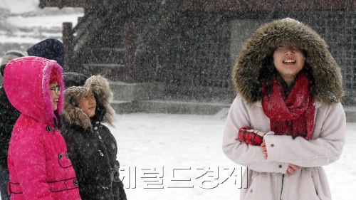 23일 오후 서울경기지방에 눈이 내리고 있는 가운데 서울남산한옥마을 찾은 어린이들이 펑펑 내리는 눈 사이로 뛰어놀고 있다. 박해묵 기자/mook@heraldm.com
23일 오후 서울경기지방에 눈이 내리고 있는 가운데 서울남산한옥마을 찾은 어린이들이 펑펑 내리는 눈 사이로 뛰어놀고 있다. 박해묵 기자/mook@heraldm.com