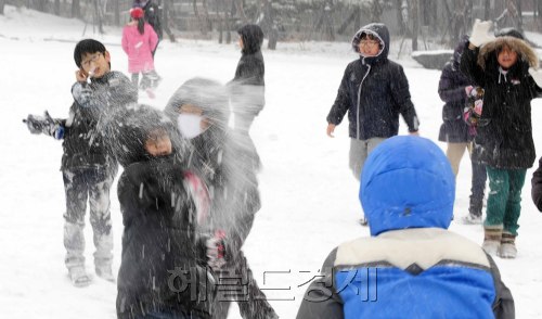 23일 오후 서울경기지방에 눈이 내리고 있는 가운데 서울남산한옥마을 찾은 어린이들이 펑펑 내리는 눈 사이로 뛰어놀고 있다. 박해묵 기자/mook@heraldm.com
23일 오후 서울경기지방에 눈이 내리고 있는 가운데 서울남산한옥마을 찾은 어린이들이 펑펑 내리는 눈 사이로 뛰어놀고 있다. 박해묵 기자/mook@heraldm.com
