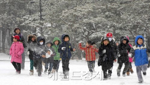 23일 오후 서울경기지방에 눈이 내리고 있는 가운데 서울남산한옥마을 찾은 어린이들이 펑펑 내리는 눈 사이로 뛰어놀고 있다. 박해묵 기자/mook@heraldm.com
23일 오후 서울경기지방에 눈이 내리고 있는 가운데 서울남산한옥마을 찾은 어린이들이 펑펑 내리는 눈 사이로 뛰어놀고 있다. 박해묵 기자/mook@heraldm.com