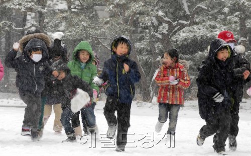 23일 오후 서울경기지방에 눈이 내리고 있는 가운데 서울남산한옥마을 찾은 어린이들이 펑펑 내리는 눈 사이로 뛰어놀고 있다. 박해묵 기자/mook@heraldm.com
23일 오후 서울경기지방에 눈이 내리고 있는 가운데 서울남산한옥마을 찾은 어린이들이 펑펑 내리는 눈 사이로 뛰어놀고 있다. 박해묵 기자/mook@heraldm.com