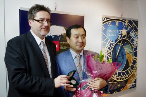 Czech Republic Ambassador Jaroslav Olsa Jr. decorates Pusan
International Film Festival deputy director and co-founder Jeon
Yang-jun. (Czech Republic Embassy)