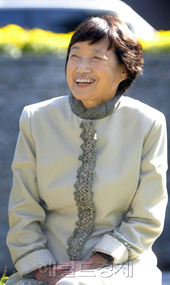 “완행열차를 타고 개성역에 내리고 싶다. 아무의 환영도, 주목도 받지 않고 초라하지도 유난스럽지도 않게 표표히 동구 밖을 들어서고 싶다. 계절은 어느 계절이어도 상관없지만 때는 일몰 무렵이었으면 참 좋겠다.” 자신의 상처를 통해 우리에게 위로와 웃음을 선사했던 박완서는 그렇게 내 식으로 귀향하겠다던 꿈을 지니고 우리 곁을 떠났다.