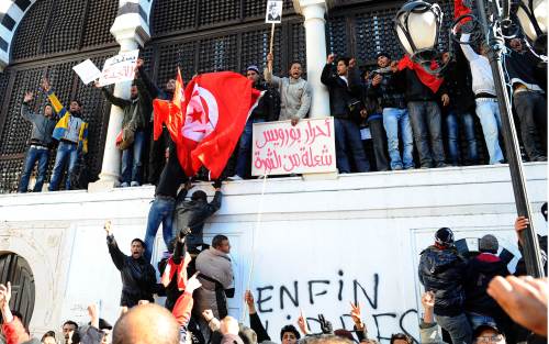 <YONHAP PHOTO-1617> Inhabitants of the central Tunisia region of Sidi Bouzid chant slogans during a demonstration in front of the Government palace inTunis on January 23, 2011. The protestors came from a poverty-stricken rural region where the crackdown against a wave of social protests in the final days of ousted president Zine El Abidine Ben Ali's 23-year regime was at its harshest. In defiance of a curfew and state of emergency, they travelled through the night in a ragtag line of cars, trucks and motorcycles from towns across the rocky region far from Tunisia's luxurious Mediterranean resorts. AFP PHOTO / FETHI BELAID /2011-01-23 21:51:09/ <저작권자 ⓒ 1980-2011 ㈜연합뉴스. 무단 전재 재배포 금지.>
Inhabitants of the central Tunisia region of Sidi Bouzid chant slogans during a demonstration in front of the government palace in Tunis on Sunday.      AFP-Yonhap News