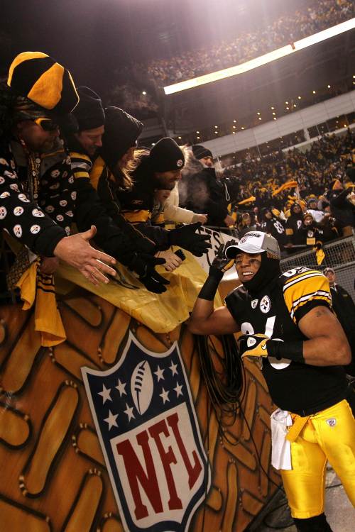 <YONHAP PHOTO-0604> PITTSBURGH, PA - JANUARY 23: Hines Ward #86 of the Pittsburgh Steelers celebrates their 24 to 19 win over the New York Jets in the 2011 AFC Championship game at Heinz Field on January 23, 2011 in Pittsburgh, Pennsylvania. Nick Laham/Getty Images/AFP== FOR NEWSPAPERS, INTERNET, TELCOS & TELEVISION USE ONLY == /2011-01-24 13:07:35/ <저작권자 ⓒ 1980-2011 ㈜연합뉴스. 무단 전재 재배포 금지.>
Steelers receiver Hines Ward celebrates the AFC title with fans.  AFP-Yonhap News