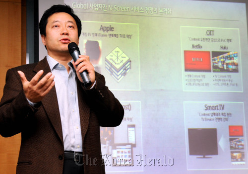 SK텔레콤(총괄사장 하성민)이 스마트폰, PC, 태블릿PC, TV 등 다양한 기기에서 동영상을 이어서 볼 수 있는 N스크린 서비스 '호핀(hoppin)'을  24일 서울 중구 을지로 SK-T타워에서 선보이고 있다. N스크린 서비스란 스마트폰, PC, TV 등을 네트워크로 연결해 이용자가 어떤 기기를 통해서도 동일한 콘텐츠를 이용할 수 있고 25일부터 국내에서 선보인다. 박현구 기자 phko@heraldm.com 2011.01.24
SK Telecom’s open platform division’s executive vice president Sull Won-hee presents the company’s multi-screen platform “hoppin” at its headquarter in central Seoul on Monday. Park Hyun-koo/The Korea Herald