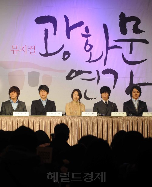 24일 오후 플라자호텔에서 故이영훈이 남긴 마지막 이야기. 시대를 초월하는 그의 명곡들과 함께하는 최강 캐스팅, 단일 작곡가의 노래로 만들어지는 최초의 작품으로 상반기 최고의 토토사이트 무료거부작인 광화문연가의 기자간담회가 열렸다. 이상섭기자/babtong@heraldm.com 2011.01.24
24일 오후 플라자호텔에서 故이영훈이 남긴 마지막 이야기. 시대를 초월하는 그의 명곡들과 함께하는 최강 캐스팅, 단일 작곡가의 노래로 만들어지는 최초의 작품으로 상반기 최고의 토토사이트 무료거부작인 광화문연가의 기자간담회가 열렸다. 이상섭기자/babtong@heraldm.com 2011.01.24
