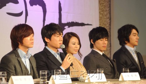 24일 오후 플라자호텔에서 故이영훈이 남긴 마지막 이야기. 시대를 초월하는 그의 명곡들과 함께하는 최강 캐스팅, 단일 작곡가의 노래로 만들어지는 최초의 작품으로 상반기 최고의 기대작인 광화문연가의 기자간담회가 열렸다. 주연배우 송창의씨가 기자들의 질문에 답변을 하고 있다. 이상섭기자/babtong@heraldm.com 2011.01.24
24일 오후 플라자호텔에서 故이영훈이 남긴 마지막 이야기. 시대를 초월하는 그의 명곡들과 함께하는 최강 캐스팅, 단일 작곡가의 노래로 만들어지는 최초의 작품으로 상반기 최고의 기대작인 광화문연가의 기자간담회가 열렸다. 주연배우 송창의씨가 기자들의 질문에 답변을 하고 있다. 이상섭기자/babtong@heraldm.com 2011.01.24