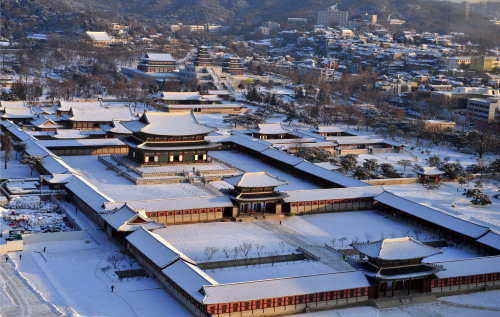 Gyeongbok Palace in central Seoul is covered with snow Monday. The current cold snap is expected to grip the nation throughout the
week with more heavy snowfall forecast on the western coastal region Tuesday. (Kim Myung-sub/The Korea Herald)