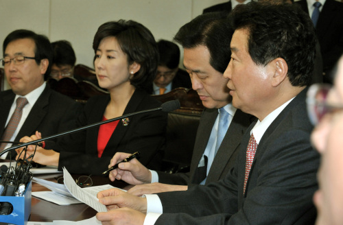 Rep. Ahn Ssang-soo, chairman of the ruling Grand National Party, speaks during a meeting of senior party officials Monday. (Yang Dong-chul/ The Korea Herald)
