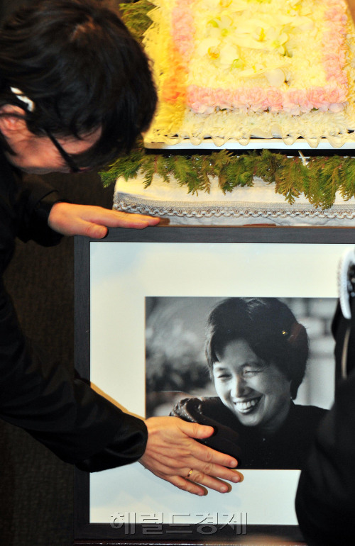 ‘한국 문단의 큰 별’ 고(故) 박완서 소설가의 영결식이 25일 오전 서울 일원동 서울삼성병원에서 가족과 지인, 동료 문인들이 참석한 가운데 엄수되고 있다. 그의 최근작 ‘못 가본 길이 아름답다’처럼 못 가본 길을 떠나보낸 독자들은 ‘읽기’ 열풍으로 아쉬움을 달랬다.  김명섭 기자/msiron@heraldm.com