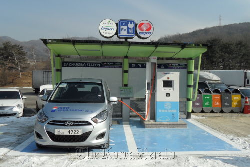 An electric car charging station on Jungbu Expressway KEPCO