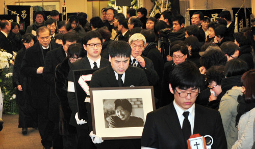 고 박완서 소설가 장례식이 열린 25일 오전 서울 일원동 서울삼성병원에서 가족들과 지이들이 발인을 하고 있다.<br />김명섭 기자 msiron@
고 박완서 소설가 장례식이 열린 25일 오전 서울 일원동 서울삼성병원에서 가족들과 지이들이 발인을 하고 있다.
김명섭 기자 msiron@