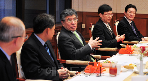 26일 한국은행에서 열린 경제동향간담회에서 김중수 한은 총재가 인사말을 하고 있다.<br />김명섭 기자 msiron@
26일 한국은행에서 열린 경제동향간담회에서 김중수 한은 총재가 인사말을 하고 있다.
김명섭 기자 msiron@
김중수(가운데) 한국은행 총재는 26일 오전 경제전문가들과 가진 경제동향간담회에서 세계 경제의 ‘탈동조화’를 강조한 국제통화기금(IMF)의 세계경제전망 보고서를 언급한 뒤 “세계 경제가 참 빠르게 변하고 있다”며 “앞으로 어떻게 갈 것이냐가 문제”라고 지적했다.     김명섭 기자/msiron@heraldm.com