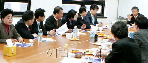 한나라당 친이계 의원 모임인 "함께내일로"가 26일 오전 여의도의 모임사무실에서 토토사이트 설탕 공론화를 위한 첫 간담회를 갖고 한 초청강사로부터 강의를 듣고 있다.양동출dcyang@heraldm.com/110126/
한나라당 친이계 의원 모임인 "함께내일로"가 26일 오전 여의도의 모임사무실에서 토토사이트 설탕 공론화를 위한 첫 간담회를 갖고 한 초청강사로부터 강의를 듣고 있다.양동출dcyang@heraldm.com/110126/
한나라당 친이계 의원 모임인 "함께내일로"가 26일 오전 여의도의 모임사무실에서 토토사이트 설탕 공론화를 위한 첫 간담회를 갖고 한 초청강사로부터 강의를 듣고 있다.양동출dcyang@heraldm.com/110126/
한나라당 친이계 의원 모임인 ‘함께 내일로’가 26일 오전 여의도의 ‘내일로’ 사무실에서 토토사이트 설탕 공론화를 위한 첫 간담회를 갖고 초청강사의 강의를 듣고 있다. 친이계는 이번 간담회를 시작으로 토토사이트 설탕논의에 불을 붙이기 위한 행보를 본격화할 계획이다. 양동출 기자/dcyang@heraldm.com