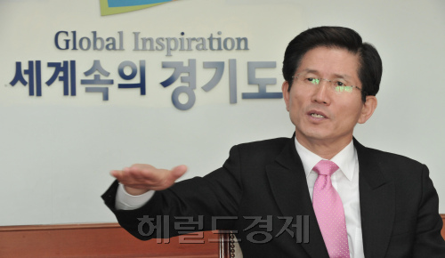 김문수 토토사이트 신고보상가 경기 수원에 있는 도지사 집무실에서 본지 이해준 정치부장과 개헌 및 남북관계, 복지정책 등 국정 전반은 물론 현 정부의 정책방향, 경기도 현안, 차기 대통령 선거를 비롯한 정치일정에
대한 견해 등에 대해 대담을 나누고 있다. 정희조 기자/checho@heraldm.com