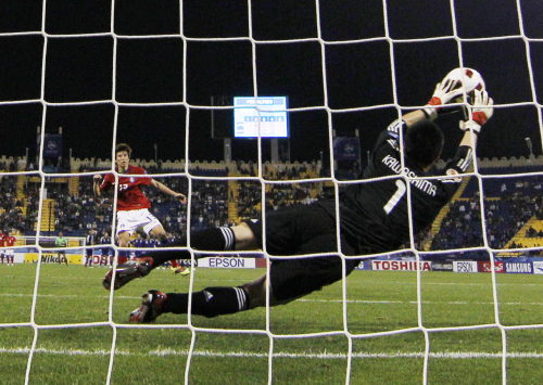<YONHAP PHOTO-0320> Japan's goalkeeper Eiji Kawashima saves the penalty shot from South Korea's Koo Jo Cheol during a penalty shootout at the AFC Asian Cup semifinal soccer match Japan against South Korea at Al-Gharafa Stadium, in Doha, Qatar, Tuesday Jan. 25, 2011. (AP Photo/Kin Cheung)/2011-01-26 07:13:35/ <저작권자 ⓒ 1980-2011 ㈜연합뉴스. 무단 전재 재배포 금지.>
Japan goalkeeper Eiji Kawashima saves the penalty shot from Korea’s Koo Ja-cheol.  AP-Yonhap News
Japan goalkeeper Eiji Kawashima saves the penalty shot from Korea’s Koo Ja-cheol.  AP-Yonhap News