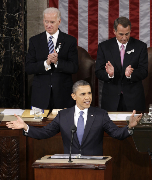 <YONHAP PHOTO-0737> President Barack Obama gestures on Capitol Hill in Washington, Tuesday, Jan. 25, 2011, prior to delivering his State of the Union address in Washington, Tuesday, Jan. 25, 2011. Vice President Joe Biden and House Speaker John Boehner of Ohio applaud at rear. (AP Photo/Charles Dharapak)/2011-01-26 11:20:13/ <저작권자 ⓒ 1980-2011 ㈜연합뉴스. 무단 전재 재배포 금지.>
버락 오바마 미국 대통령이 25일(현지시간) 미국 의회에서 국정연설을 했다. 오바마 대통령은 국정연설에서 경제활력 회복을 집중 거론했다. ［워싱턴=AP연합뉴스］