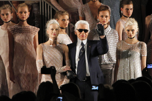 <YONHAP PHOTO-1815> German designer Karl Lagerfeld acknowledges cheers and applause after the show of Chanel Haute Couture Spring-Summer 2011 fashion collection presented in Paris, Tuesday, Jan. 25, 2011. (AP Photo/ Francois Mori)/2011-01-25 20:10:46/ <저작권자 ⓒ 1980-2011 ㈜연합뉴스. 무단 전재 재배포 금지.>
German designer Karl Lagerfeld acknowledges applause after the show of Chanel Haute Couture Spring-Summer 2011 fashion collection presented in Paris, Tuesday.  AP-Yonhap News
