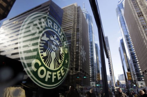 <YONHAP PHOTO-2125> In this photo take Dec. 3, 2010, a Starbucks logo is displayed at a store in Philadelphia. Starbucks Corp. said Wednesday, Jan. 19, 2011, that customers with certain BlackBerry smartphones, iPhones and iPod touch can now use those devices to make purchases at all of its U.S. company-run stores.(AP Photo/Matt Rourke) /2011-01-19 21:53:42/ <저작권자 ⓒ 1980-2011 ㈜연합뉴스. 무단 전재 재배포 금지.>
In this photo taken in 2010, a Starbucks logo is displayed at a store in Philadelphia.  AP-Yonhap News