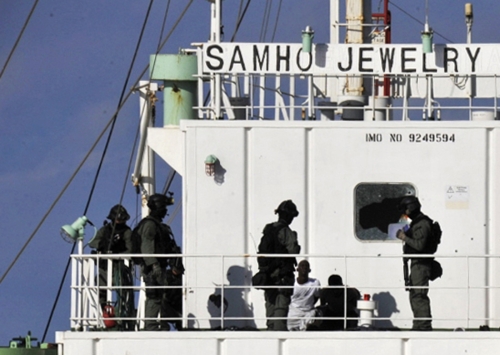 South Korean naval special forces captures Somali pirates during the mission to rescue crew members on the Samho Jewelry vessel in the Arabian Sea January 21, 2011.(South Korean Navy)