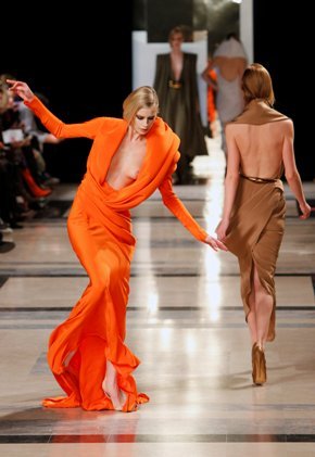 A model loses her balance on the runway during French fashion designer Stephane Rolland’s show for his Haute Couture Spring-Summer 2011 fashion collection presented in Paris, Tuesday. (AP-Yonhap News)