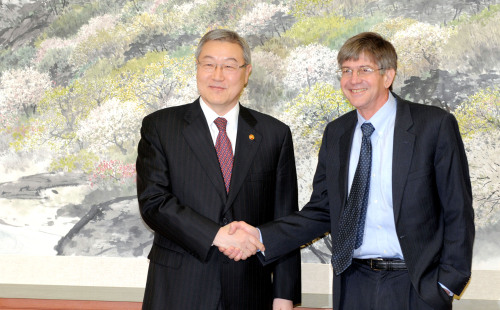 U.S. ENVOY — Foreign Minister Kim Sung-hwan shakes hands
with U.S. Deputy Secretary of State James Steinberg before their
talks at his office Wednesday. (Park Hyun-koo/The Korea Herald)