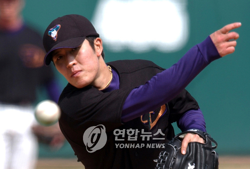 (Yonhap News)
김병현 야구선수 / Kim Byung-hyun joins Japan’s Rakuten