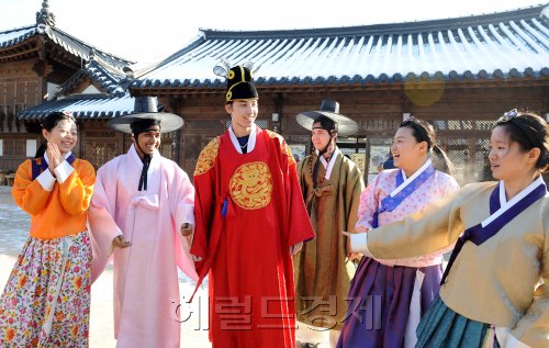 남산국악당 외국인 설날체험.<br />이상섭기자. babtong@heraldm.com 2011.01.26
남산국악당 외국인 설날체험.
이상섭기자. babtong@heraldm.com 2011.01.26
남산국악당 외국인 설날체험.
이상섭기자. babtong@heraldm.com 2011.01.26
서울남산국악당이 마련한 외국인의 설 풍속 체험행사 ‘설맞이 미수다’ 행사에서 외국인들이 우리 전통의상을 입어 보고 있다. 국악당은 가래떡 썰기, 설 차례상 차리기, 세배 올리기, 윷놀이 체험 등의 프로그램을 마련했다. 이상섭 기자/babtong@