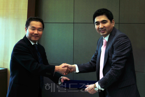 이형승(오른쪽) IBK투자증권 대표이사가 지난 26일 서울 여의도 본사에서 ANG KAY TIONG(왼쪽) Stirling Coleman 대표이사와 양사 간 전략적 업무제휴에 관한 양해각서(MOU)를 체결한 뒤 악수를 나누고 있다.