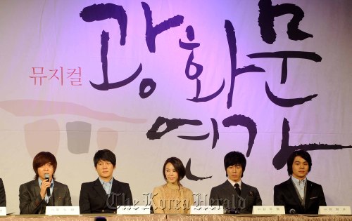 24일 오후 플라자호텔에서 故이영훈이 남긴 마지막 이야기. 시대를 초월하는 그의 명곡들과 함께하는 최강 캐스팅, 단일 작곡가의 노래로 만들어지는 최초의 작품으로 상반기 최고의 기대작인 광화문연가의 기자간담회가 열렸다. 이상섭기자/babtong@heraldm.com 2011.01.24
Actors cast for the musical “Gwanghwamun Younga” at a press call in Seoul on Monday. From left are Yoon Do-hyun, Song Chang-eui, Lisa Chung, Kim Moo-yeol and Lim Byung-geun.   Lee Sang-sub/The Korea Herald