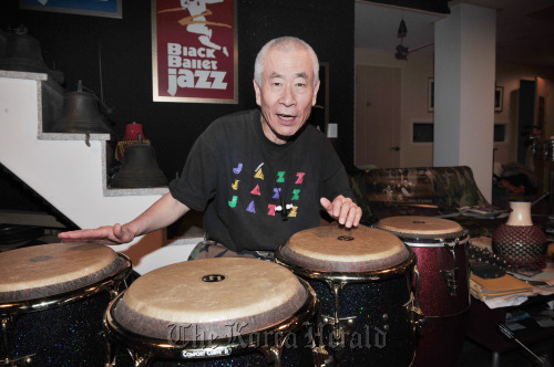 유복성 재즈퍼커셔니스트.<br />정희조 기자/checho@heraldm.com 110124
Jazz percussionist Ryu Bok-sung plays the bongos at his basement practice room in Guuidong, Seoul on Monday.
Chung Hee-cho/The Korea Herald
Jazz percussionist Ryu Bok-sung plays the bongos at his basement practice room in Guuidong, Seoul on Monday.
Chung Hee-cho/The Korea Herald