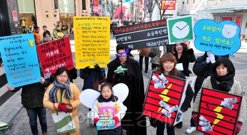 27일 서울 명동에서 에너지시민연대는 설날을 앞두고 내복을 입고 에네지 절약 캠페인을 벌이고 있다.<br />김명섭 기자 msiron@
27일 서울 명동에서 에너지시민연대는 설날을 앞두고 내복을 입고 에네지 절약 캠페인을 벌이고 있다.
김명섭 기자 msiron@