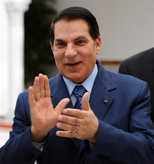 <YONHAP PHOTO-2180> (FILES) A file photo taken on December 22, 2010 shows then-Tunisian President Zine El Abidine Ben Ali applauding as he welcomes Tunisian swimming Olympic champion Oussama Mellouli upon his arrival at Tunis-Carthage airport. Tunisian Justice Minister Lazhar Karoui Chebbi said on January 26, 2011 that Tunisia had issued an international arrest warrant for ousted President Ben Ali and members of his family. The former leader and his wife are being sought for "illegal acquisition" of assets and "illicit transfers of funds abroad", the minister said. Ben Ali quit and fled to Saudi Arabia on January 14 after 23 years in power. AFP PHOTO / FETHI BELAID /2011-01-26 20:52:30/ <저작권자 ⓒ 1980-2011 ㈜연합뉴스. 무단 전재 재배포 금지.>
A file photo taken on December 22, 2010 shows then-Tunisian President Zine El Abidine Ben Ali applauding as he welcomes Tunisian swimming Olympic champion Oussama Mellouli upon his arrival at Tunis-Carthage airport.  AFP-Yonhap News
A file photo taken on December 22, 2010 shows then-Tunisian President Zine El Abidine Ben Ali applauding as he welcomes Tunisian swimming Olympic champion Oussama Mellouli upon his arrival at Tunis-Carthage airport.  AFP-Yonhap News