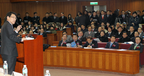 <YONHAP PHOTO-0770> 이군현, 개헌토론회 열어 (서울=연합뉴스) 김병만 기자 = 한나라당 이군현 의원이 27일 오전 국회 헌정기념관에서 열린 '동아시아 중심시대 국가비전 개헌 토론회'에서 개회사를 하고 있다. 2011.1.27 kimb01@yna.co.kr/2011-01-27 11:38:06/ <저작권자 ⓒ 1980-2011 ㈜연합뉴스. 무단 전재 재배포 금지.>
Rep. Lee Koon-hyon of the ruling Grand National Party delivers an opening address during a forum on constitutional revision at the National Assembly on Thursday.  Yonhap News